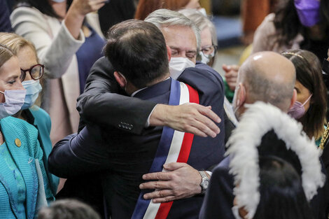 El gesto de Boric al saludar a Alberto Fernández