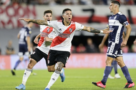 Fernández festeja el primer gol de penal (Fuente: Fotobaires)