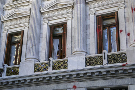 Antes de lanzar las piedras, los agresores marcaron la ventana con bombas de pintura roja.