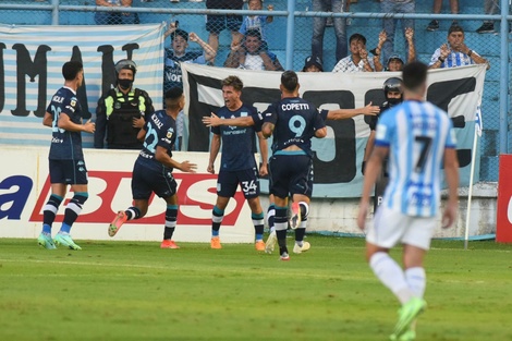 El Racing de Gago ganó, gustó y goleó contra Atlético en Tucumán