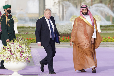 Boris Johnson negocia con Arabia Saudita en busca de alternativas al petróleo ruso