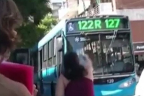 Día de furia: una mujer atacó a pedradas un colectivo porque "demoró mucho"