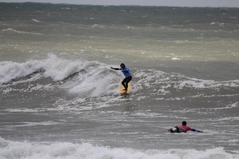 Bailando sobre las olas: el arte de los surfistas de tablas largas