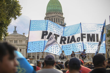 La izquierda realizó una protesta, de escasa participación, cerca del Congreso. (Fuente: NA)