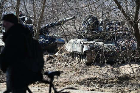 El avance un tanque ruso en suelo ucraniano