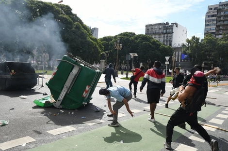 En el operativo se detuvo a uno de los sospechosos, además de gomeras, un bidón de nafta y prendas de vestir similares a las que quedaron registradas en las filmaciones de aquel día. (Fuente: Télam)