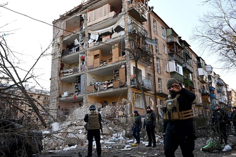 Policías vigilan un edificio parcialmente colapsado en Kiev.