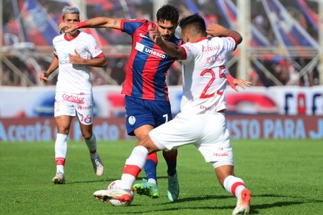 Cerutti e Ibáñez luchan por la pelota durante el clásico en el Nuevo Gasómetro (Fuente: Fotobaires)