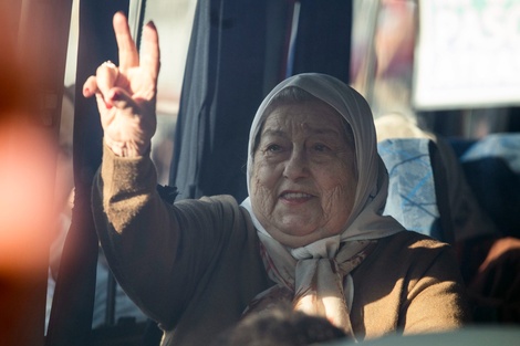 La organización liderada por Hebe de Bonafini, entregará a las 13 el pañuelo de las Madres a Caamaño en "agradecimiento por su lucha". 