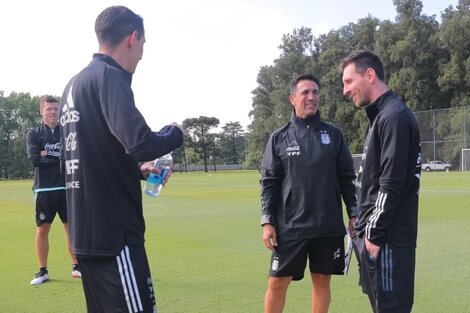 Messi y Di María, distendidos en Ezeiza junto a los PF. (Fuente: Prensa de la Selección)