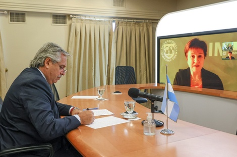 Fernández en dialogo con la titular del Fondo. 