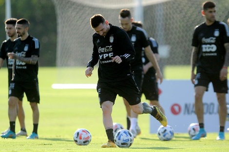 Lionel Messi, en el centro de la escena en Ezeiza. (Fuente: Fotobaires)