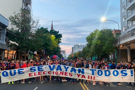 Hinchas del Ciclón se movilizaron hasta la sede del club (Fuente: Twitter)