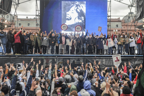 Los organismos de derechos humanos convocantes leyeron un documento ante la multitud que llenó Plaza de Mayo.