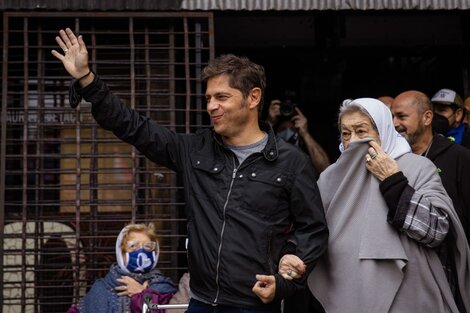 Axel Kicillof acompañó a las Madres en su salida a la plaza y pronunció un discurso.