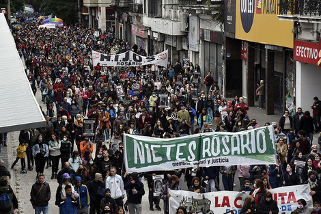 1) La bandera de Nietes Rosario se mostró por primera vez.  2) El recuerdo de los desaparecidos. (crédito: Andrés Macera) (Fuente: Andres Macera)