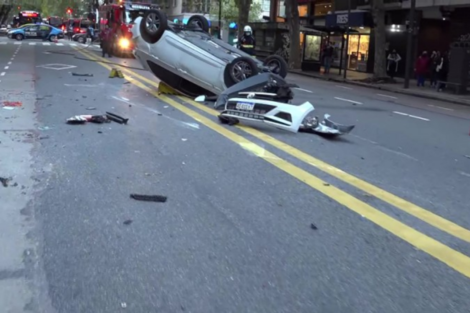 Grave choque en Palermo: un auto se volcó e impactó contra un colectivo