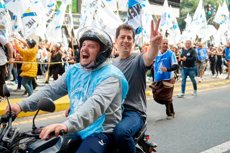 El ministro Wado de Pedro en la moto de un integrante de Motokeros.