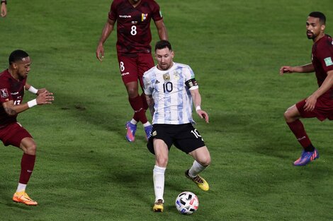 Messi con la pelota dominada, entre tres que la quieren. (Fuente: AFP)