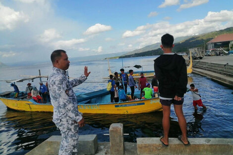 La Guardia Costera de Filipinas controla a una barca en medio de las evacuaciones. 