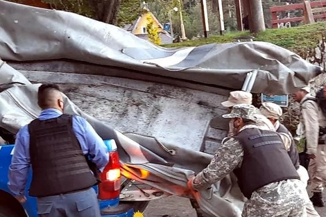 La policía neuquina se lleva el cuerpo del cazador abatido. 