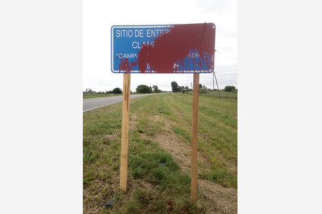 Uno de los carteles fue atacado con pintura roja.