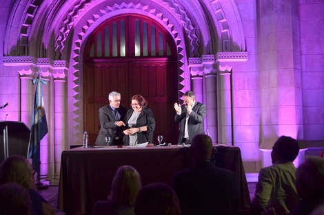 El rector Franco Bartolacci, Chiqui González y el decano Alejandro Vila. (Fuente: Gentileza UNR)