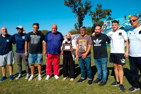 Tota Guede, integrante de Madres de Plaza de Mayo, recibe su placa