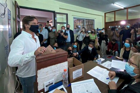 El presidente Lacalle Pou votando en el referendo.