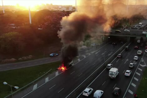 Un camión se incendió en medio de la Autopista General Paz