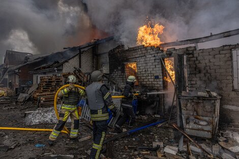 Un depósito bombardeado en Jarkov, al norte de Ucrania.