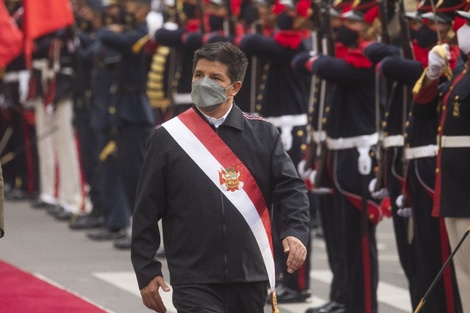 La guardia presidencial le rinde honores al presidente progresista al llegar al Congreso a hacer su defensa.