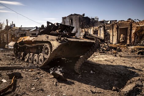 Un tanque ruso avanza por las calles de tierra de Ucrania