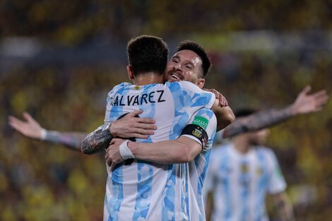 Abrazo de Messi a Julián Álvarez, autor del gol argentino en Guayaquil