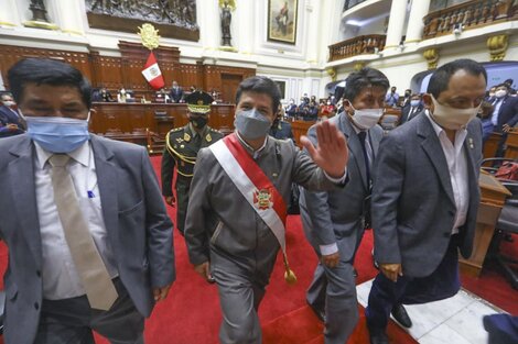 Castillosaluda después de sobrevivir su segundo juicio político.