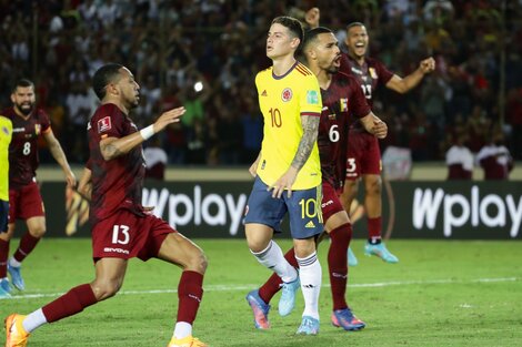 La decepción de James Rodríguez tras el penal fallado. Luego, el árbitro lo hizo repetir y fue gol (Fuente: EFE)