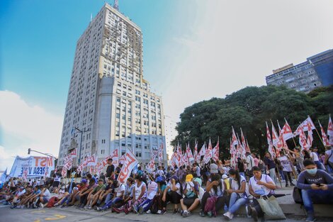 Piqueteros acampan hasta el viernes frente al Ministerio de Desarrollo Social