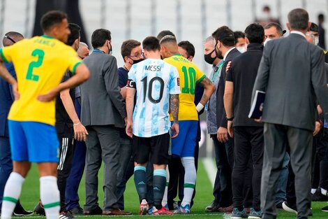 El partido en San Pablo se suspendió por la presencia de la autoridad sanitaria brasileña (Fuente: AFP)