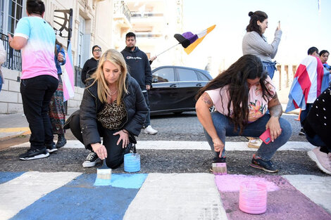 La habitual pintada en la senda peatonal del Concejo.