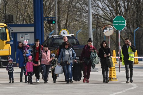 Ucranianas con sus hijos entrando a la República de Moldova, huyendo de la guerra.