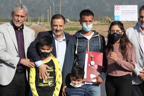 Ferraresi y Quintela entregaron viviendas y créditos para construcción en La Rioja 