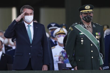 Bolsonaro y el comandante del Ejército brasileño, el general Paulo Sergio Nogueira, en un desfile militar.