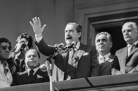 El 19 de abril de 1987 Raúl Alfonsín anuncia el fin de la rebelión carapintada de Semana Santa.