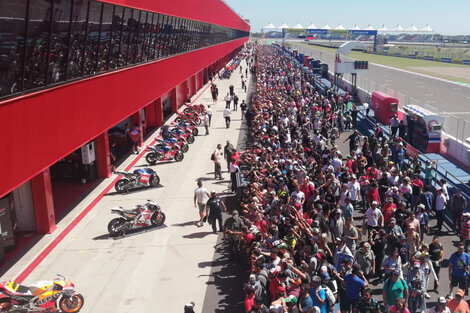 Fanáticos del MotoGP de la Argentina, de recorrida por los boxes. (Fuente: Prensa MotoGP)