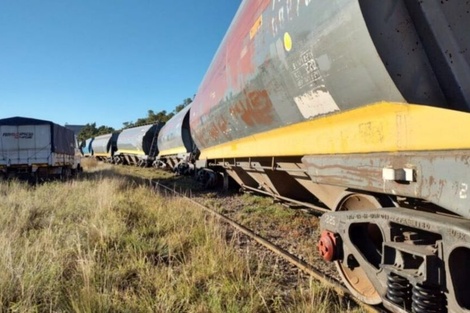 Rosario: colapsó un puente ferroviario y cayeron al vacío vagones de un carguero