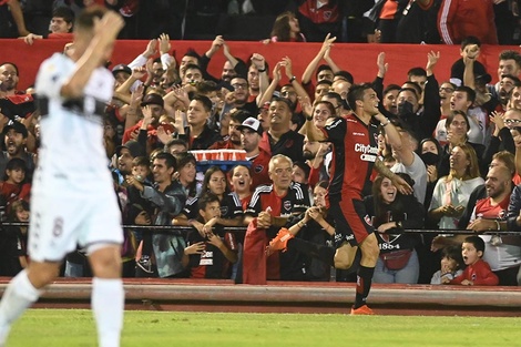 Garro corre a festejar la apertura del marcador. (Fuente: Sebastián Granata)