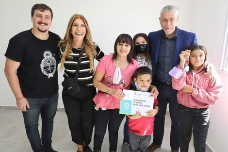 El ministro Ferraresi entregó viviendas a familias de Avellaneda