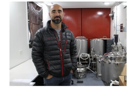 El investigador Diego Libkind, en el laboratorio
(Foto: Gentileza Prensa del Gobierno de Río Negro).