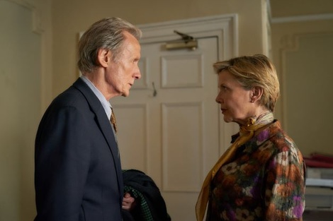 Edward (Billy Nighy) decide separarse de Grace (Annette Benning) de un modo inesperado.