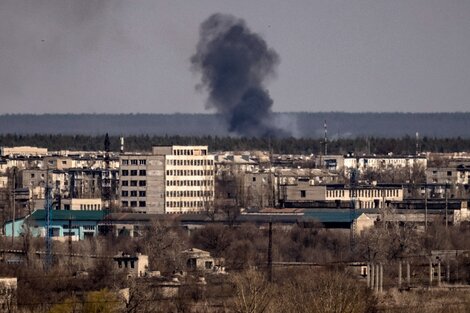 Una columna de huo se alza cerca de la ciudad de Severodonetsk, en la región de Donbass, este de Ucrania 